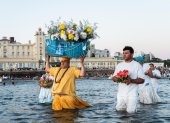 Personas rinden tributo a la "milagrosa" Iemanjá este domingo, en una playa de Montevideo (Uruguay).