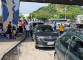 Fila de autos para entrar al mercado.
