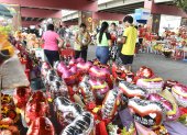 Decenas de comercios ponen color bajo el puente