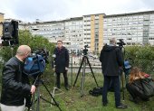 Los periodistas colocan su cámara frente al hospital Gemelli, donde el Papa Francisco está internado para exámenes y tratamiento de bronquitis en Roma, el 14 de febrero de 2025.