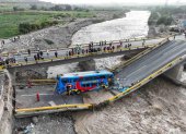 Así se observa el puente colapsado este viernes, en la carretera que une Lima con el megapuerto de Chancay (Perú).