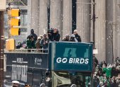 El presidente e integrantes de la plantilla de los Eagles de Philadelphia, mientras recorrían las calles con el trofeo de campeones.