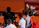 El tenista argentino Diego Schwartzman reacciona al final de un partido contra el español Pedro Martínez que significó también su adiós del tenis.