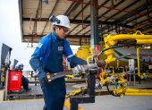 Una persona trabaja en el sistema de gas de Perú.
