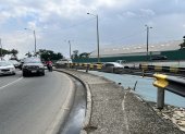 Protección. En el puente de la avenida Las Aguas se requiere la colocación de barandas.