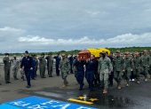 Familiares, amigos y compañeros de la Fuerza Aérea Ecuatoriana (FAE) acompañaron el féretro cubierto con la bandera tricolor hasta el último adiós en Manabí.