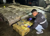 Agentes de seguridad inspeccionan el buque mercante que transportaba dos toneladas de cocaína.