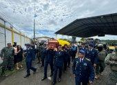 El féretro del teniente coronel Porfirio Cedeño es llevado en hombros por sus compañeros de la Fuerza Aérea Ecuatoriana durante su despedida en Tosagua.