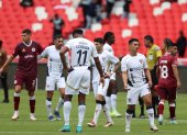 Jugadores de Liga de Quito reaccionan tras empatar 0-0 ante Vinotinto FC, por la fecha 1 de la LigaPro 2025.