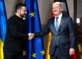Olaf Scholz estrecha manos con Volodymyr Zelensky.