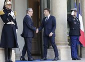 El presidente Emmanuel Macron, da la bienvenida al primer ministro británico, Keir Starmer, antes de una cumbre informal de líderes europeos para discutir la situación en Ucrania.