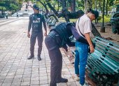 Los agentes metropolitanos realizan revisiones a ciudadanos