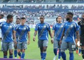 La plantilla eléctrica se forma para sacarse la foto inicial en el duelo entre Emelec y la Universidad Católica.