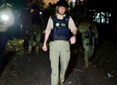 Giancarlo Loffredo, ministro de Defensa, durante la operación en el barrio El Florón, supervisando las acciones de las fuerzas militares.