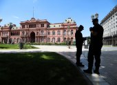 Buenos Aires. Policías custodian frente a la Casa Rosada este lunes. El Gobierno de Javier Milei se encuentra en medio de una polémica.