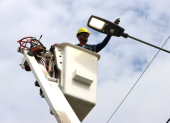 Los técnicos de CNEL instalan luminarias en Salitre.