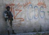 Un soldado hace guardia junto a algunos grafitis del narcotraficante Mayo Zambada (MZ) y el grupo criminal Cártel de Sinaloa, municipio de Jerez de García Salinas, estado de Zacatecas, México