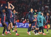 Jugadores de París Sain-Germain festejan con su hinchada luego de la goleada 7-0 a Brest en Champions League