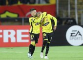 AMDEP2765. QUITO (ECUADOR), 19/02/2025.- Joaquín Valiente (i) y Byron Castillo de Barcelona celebran un gol este miércoles, en un partido de la segunda ronda de la Copa Libertadores entre El Nacional y Barcelona SC en el estadio Olímpico Atahualpa en Quito (Ecuador). EFE/ José Jácome