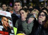 La gente reacciona mientras la multitud se reúne en una plaza en Tel Aviv, horas después de que el grupo palestino Hamas entregara los cuerpos de cuatro rehenes de la Franja de Gaza.