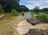 Una vía de tercer orden luce totalmente inundada por efecto de las lluvias.