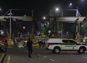 Policías inspeccionan el peaje de Villa del Rosario destruido por explosivos este jueves en Cúcuta (Colombia).