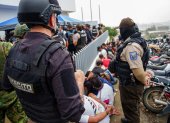 Integrantes de la Policía de Ecuador y del Ejército Ecuatoriano vigilan a un grupo de personas detenidas en un operativo este miércoles, en Guayaquil (Ecuador).