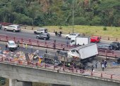 Situación. En el choque múltiple estuvieron involucrados un tráiler, un camión y tres vehículos livianos, dejando como saldo una persona fallecida.