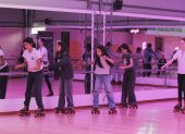En Roller Dance, para quienes patinan por primera vez, la pista cuenta con barandas e instructores que guían a los principiantes. La actividad se hace el ritmo de música ochentera.