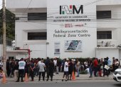 Migrantes, en su mayoría venezolanos, hacen fila en una estación migratoria este sábado 21 de febrero en el municipio de Tuxtla Gutiérrez (México).