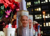 Velas y flores frente al hospital Gemelli de Roma donde está ingresado el papa Francisco.