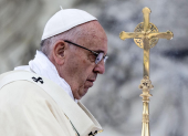 El papa Francisco permanece en estado crítico en el hospital Gemelli de Roma, mientras la Iglesia católica observa su evolución con preocupación.
