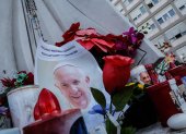 Fotos del papa Francisco a los pies de la estatua del papa Juan Pablo II enfrente del hospital Agostino Gemelli de Roma, donde se encuentra internado desde el 14 de febrero.