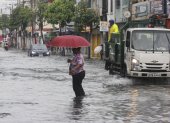 Las fuerte lluvia que soportó Guayaquil anegó varias vías, la mañana de este lunes 24 de febrero.