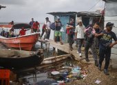 Migrantes venezolanos y colombianos llegan a la isla Gardi Sugdub este domingo, en la comarca Guna Yala, en Puerto de Cartí (Panamá).
