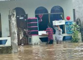 Los habitantes de la parroquia Calderón trataban de rescatar sus pertenencias, ante las inundaciones.