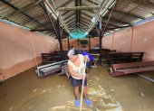 Los habitantes remueven el fango que quedó en diferentes edificaciones, tras las inundaciones.