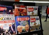 Un hombre camina por un pasaje subterráneo pasando por un quiosco que vende revistas con portadas que representan al presidente ruso Vladimir Putin y al presidente estadounidense Donald Trump en Varsovia.