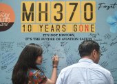 Una mujer escribe un mensaje durante un evento organizado por familiares de los pasajeros y simpatizantes para conmemorar el décimo año desde que el vuelo MH370 de Malaysia Airlines.