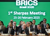 El ministro de Relaciones Exteriores de Brasil, Mauro Vieira (c), participa durante la primera reunión de sherpas (jefes negociadores) del grupo BRICS, en el Palacio de Itamaraty, este martes en Brasilia (Brasil). Vieira inauguró una reunión de los jefes negociadores del foro BRICS, al que instó a fortalecer la cooperación en el eje Sur-Sur frente a "políticas proteccionistas" que han vuelto a surgir en el mundo. EFE/Andre Borges