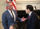 El secretario de Salud, Robert F. Kennedy Jr., habla con el gobernador Josh Shapiro (demócrata por Pensilvania) durante una reunión en la Casa Blanca.