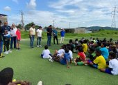Niños y jóvenes de una escuela del populoso sector de Guayaquil fueron visitados por exjugadores para olvidar carencias y necesidades