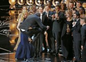 Director and producer Steve McQueen jumps after accepting the Oscar for best picture for his work in "12 Years a Slave" at the 86th Academy Awards in Hollywood, California March 2, 2014. REUTERS/Lucy Nicholson (UNITED STATES TAGS: ENTERTAINMENT) (OSCARS-SHOW) OSCARS/