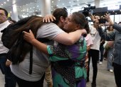Teresa del Carmen Araya (d) abraza a su hija Jada Thiemann a su llegada al Aeropuerto Internacional Arturo Merino Benitez este 22 de febrero de 2025, en Santiago (Chile). EFE/ Ailen Díaz