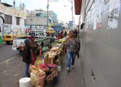 Asociaciones de comerciantes señalan que el índice de vendedores informales afuera de mercados y centros comerciales del ahorro afecta sus ganancias.