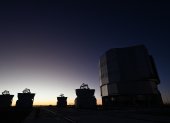 Vista general de la plataforma del Very Large Telescope (VLT), con sus cuatro telescopios ópticos y cuatro telescopios auxiliares móviles, en el Observatorio Paranal del Observatorio Europeo Austral (ESO).