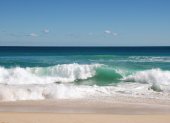 Se recomienda tomar precauciones debido al aumento de la fuerza de las olas y las corrientes peligrosas.