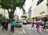 Vecinos y transeúntes se muestran preocupados por la inseguridad en el centro de Guayaquil.