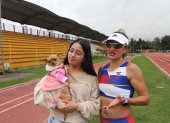 Rosalba junto a su hija Génesis y su mascota en uno de sus últimos entrenamientos en Los Chasquis, en Quito.