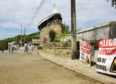 Abismo. La vía que colinda con el templo y el colegio es solo peatonal y ya no vehicular desde hace dos años. Letreros advierte del daño.